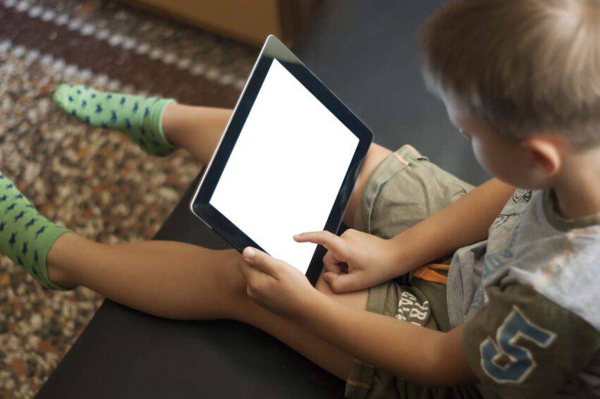 bambino spende soldi ipad