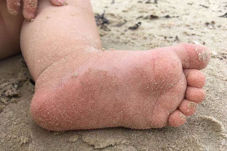 Perché il bambino non vuole mettere i piedi su sabbia o prato