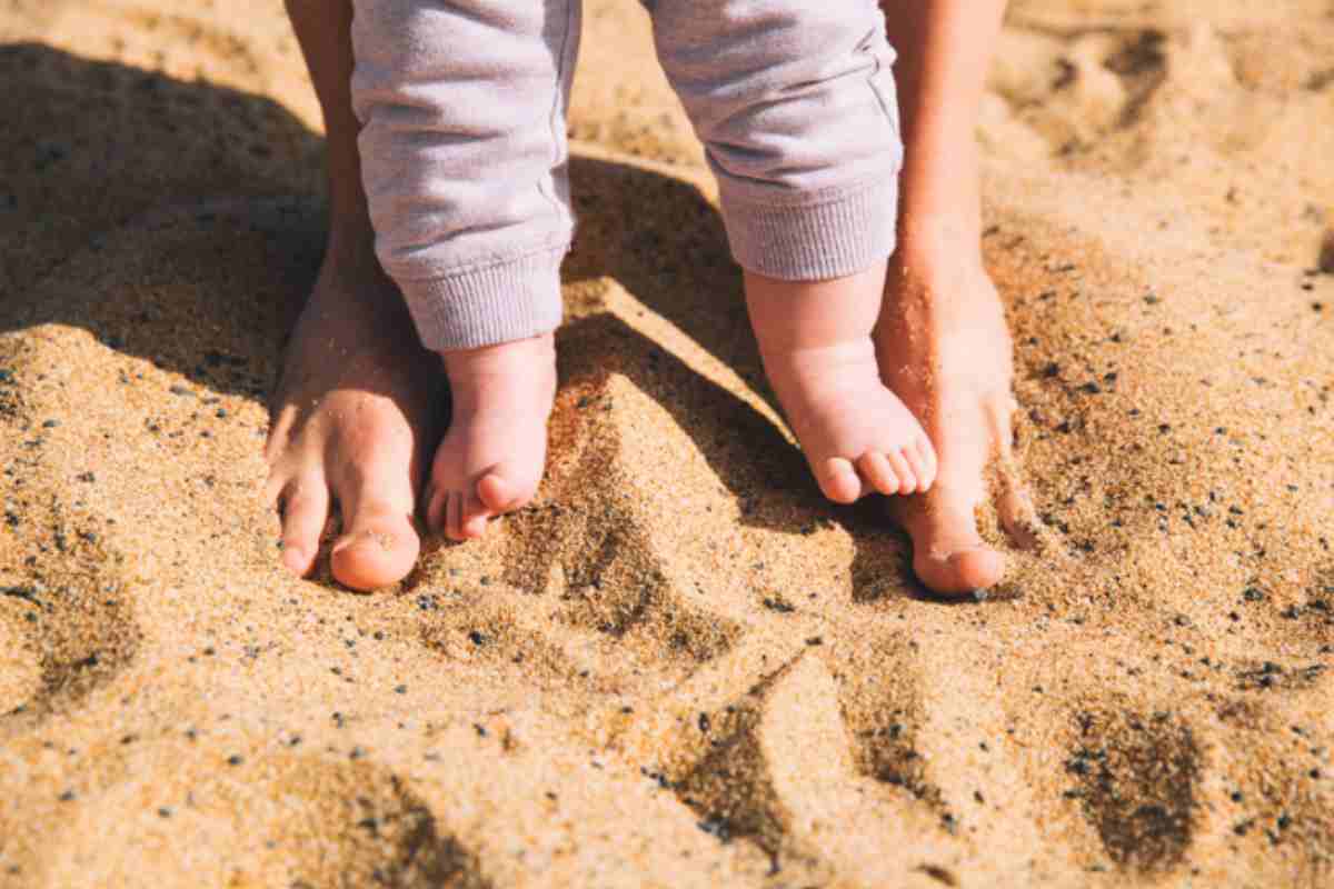 bambino sulla sabbia perchè è importante camminare