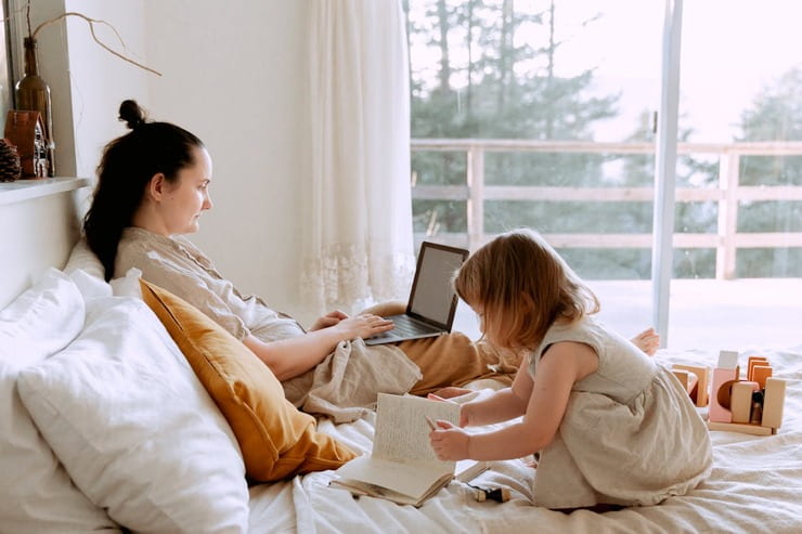 mamma con bambino al pc